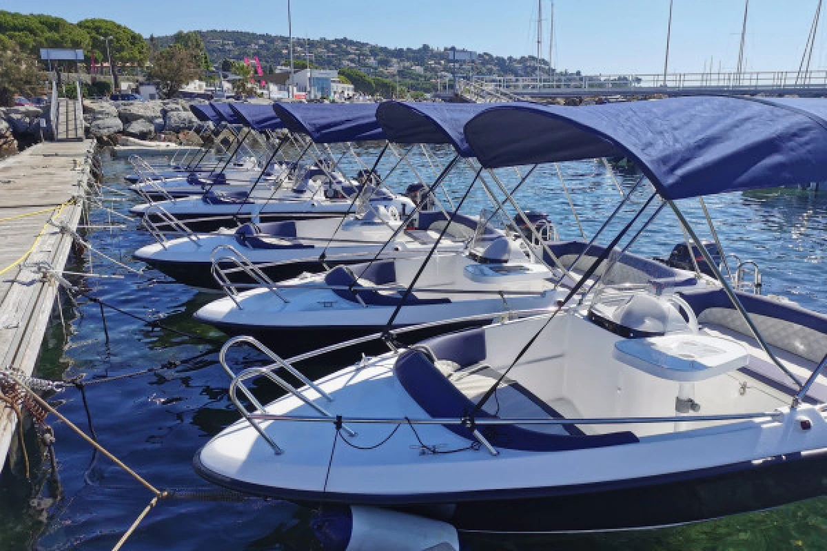 Boat rental without licence : in Agay bay - Expérience Côte d'Azur