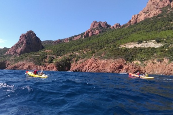 Sea kayak rental along the Esterel coast - Expérience Côte d'Azur