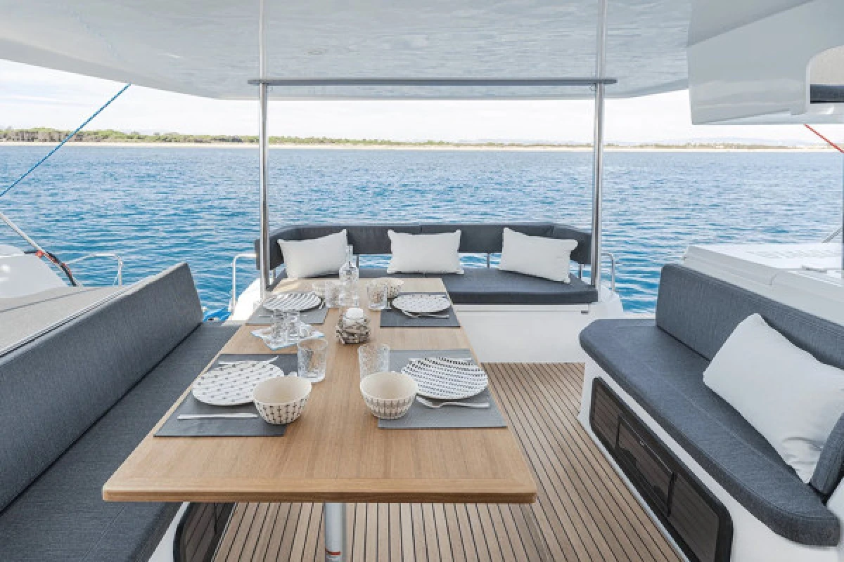 PRIVATE Catamaran 1/2 DAY trip (4h) - NOMAD4 - Expérience Côte d'Azur