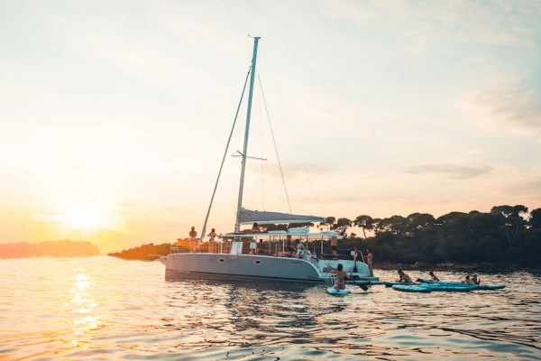 PRIVATE Catamaran trip + Stand Up Paddle - SUNSET - Expérience Côte d'Azur