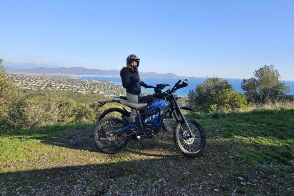Electric motorcycle ride in Puget s/argens - Expérience Côte d'Azur