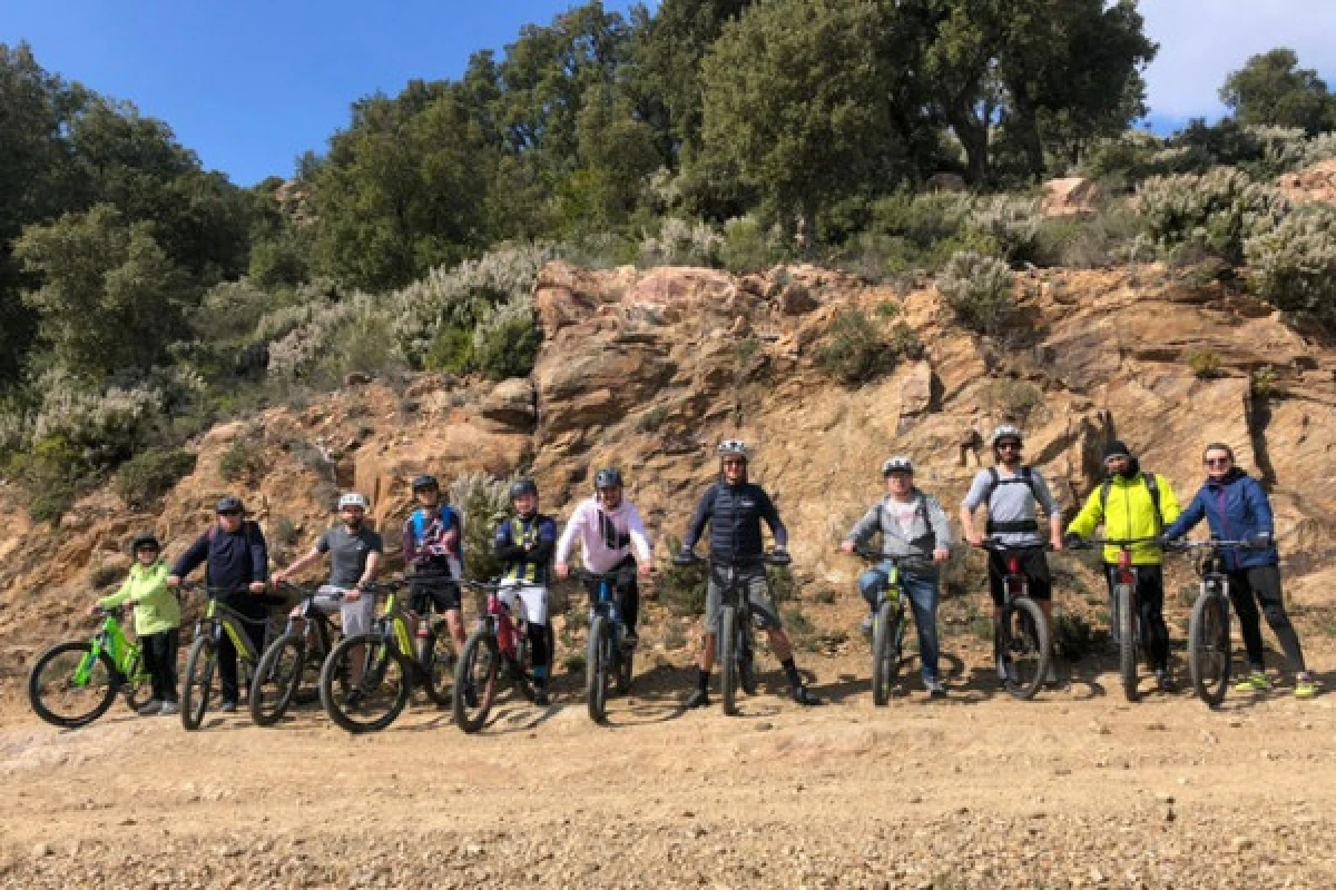 Electric moutain bike excursion in Saint-Tropez gulf - Expérience Côte d'Azur