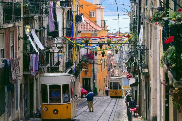 Romantic Lisbon Tuk Tuk Tour - Expérience Côte d'Azur