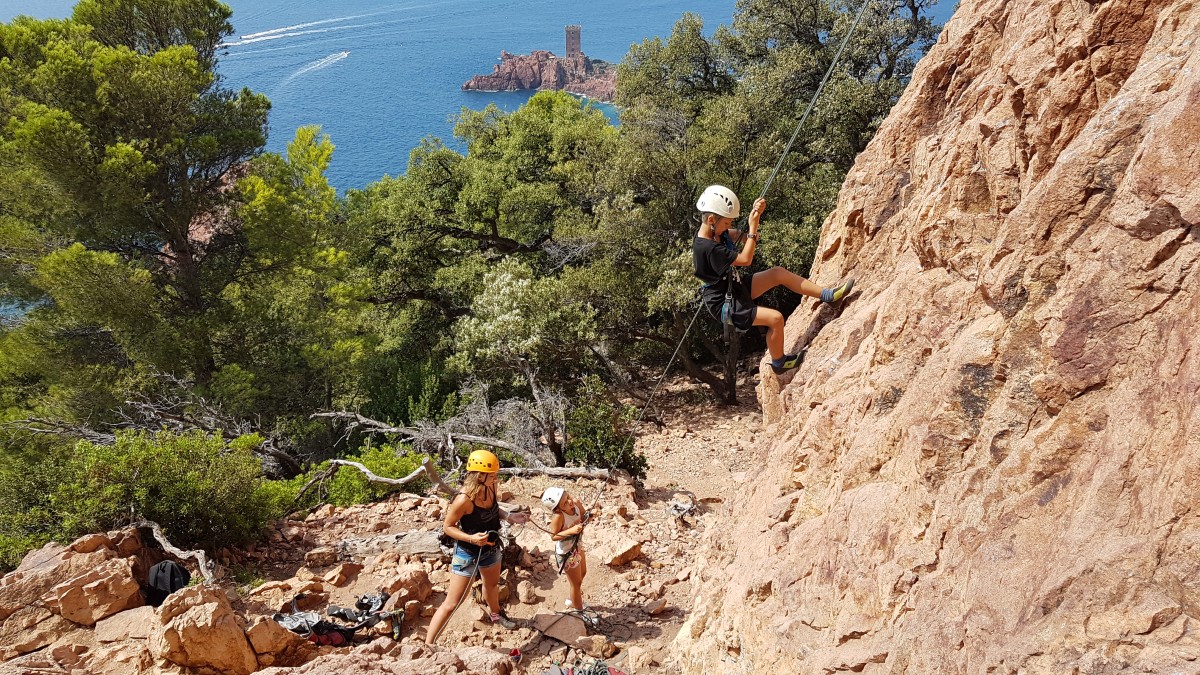 Climbing session at the Red Rocks of Estérel - Saint-Raphaël - Expérience Côte d'Azur