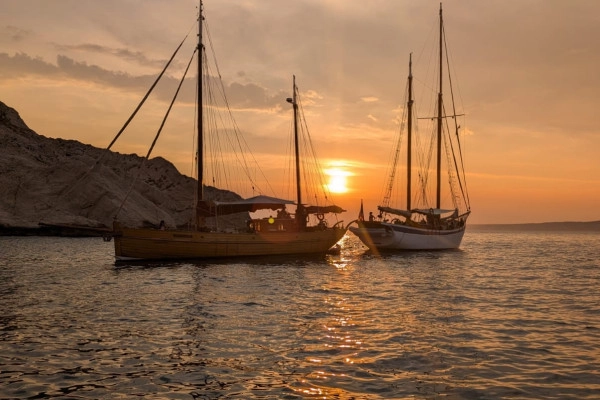 Evening sailing cruise in the Frioul's Island - Quay of Honor Town Hall - Expérience Côte d'Azur