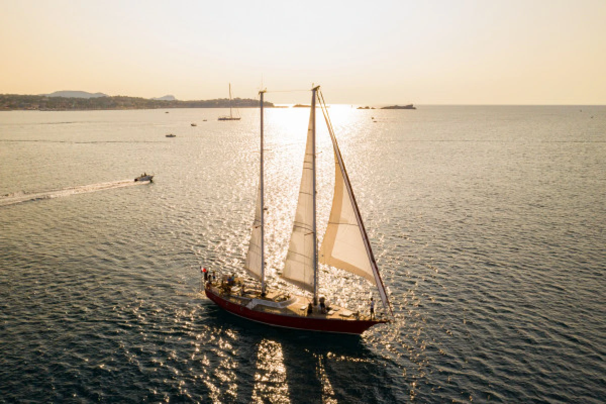 Sailboat sunset outing - La Brigante - Expérience Côte d'Azur