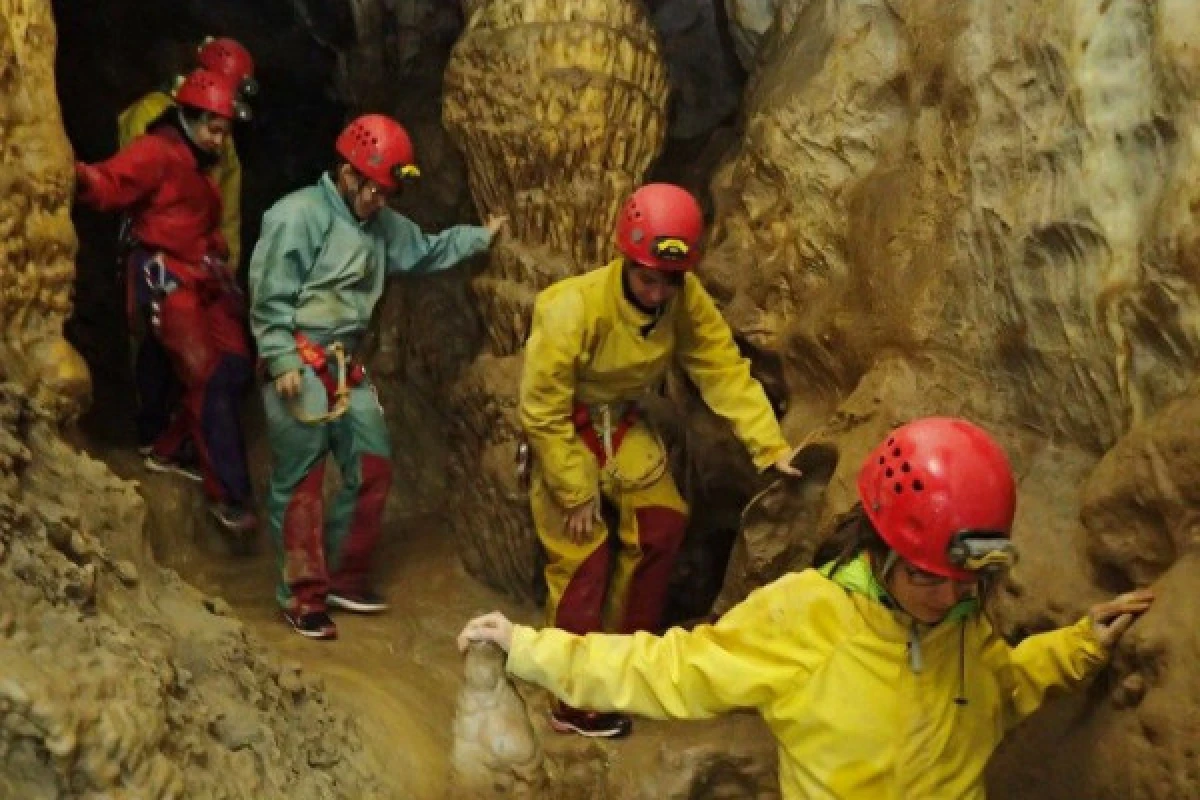 Speleology - Cave of Mons - Expérience Côte d'Azur