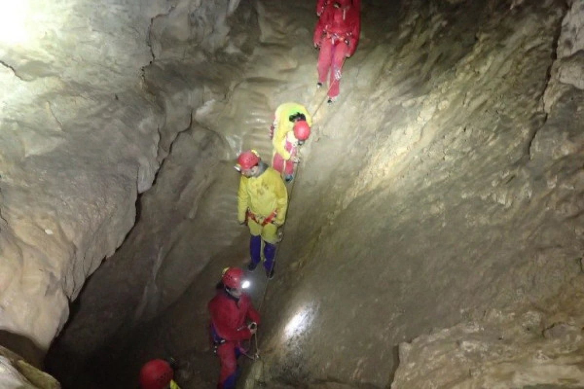 Speleology - Cave of Mons - Expérience Côte d'Azur