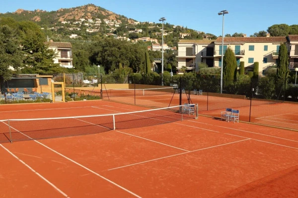 Tennis training course for children - Agay - Expérience Côte d'Azur