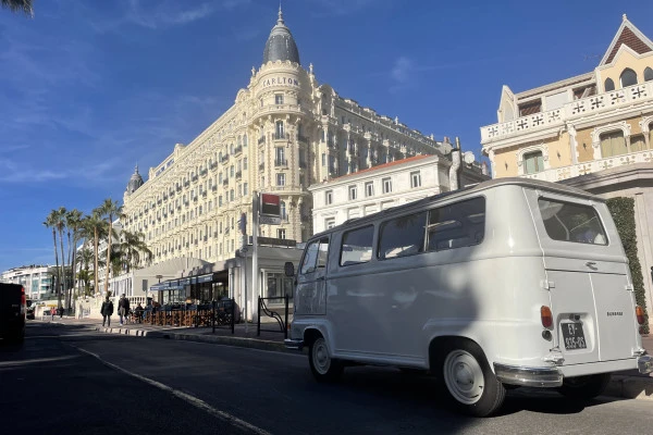 Cannes: City Tour in classic French Bus (2 hours) - Expérience Côte d'Azur