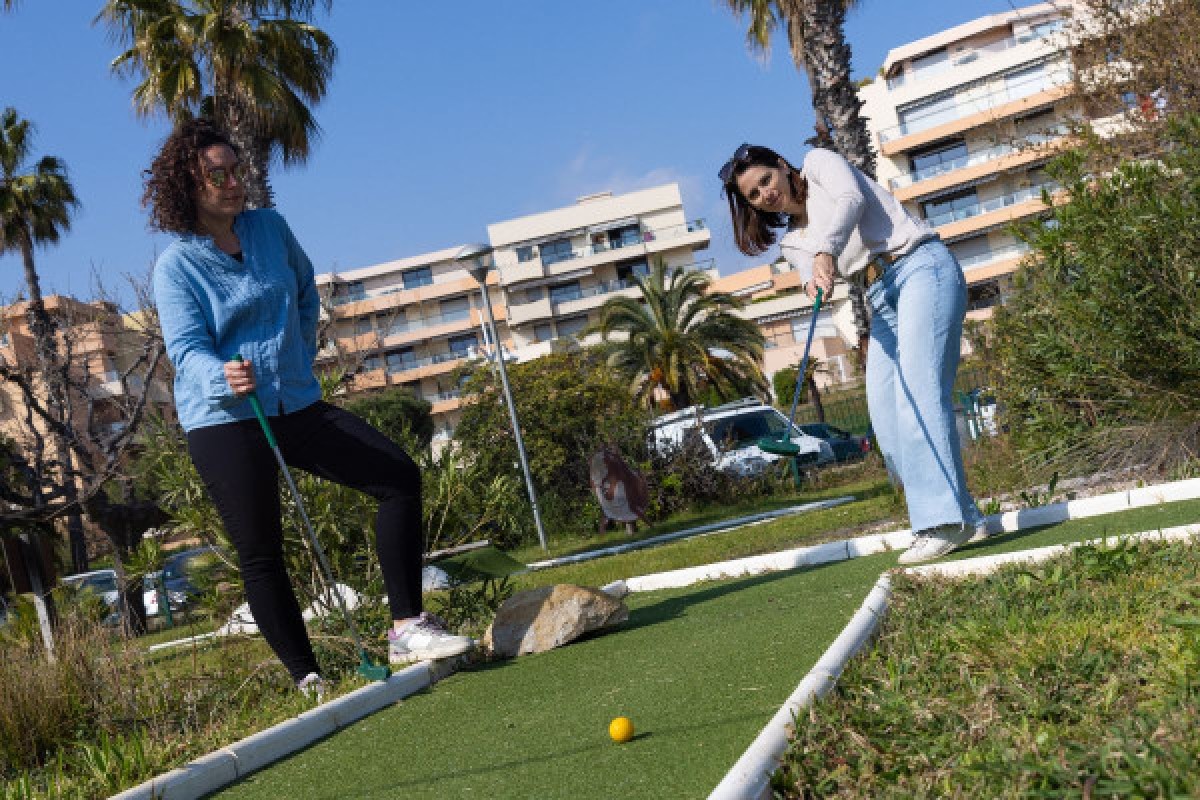Mini golf in Saint Raphael with sea view - Expérience Côte d'Azur