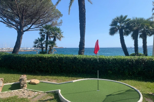 Mini golf in Saint Raphael with sea view - Expérience Côte d'Azur