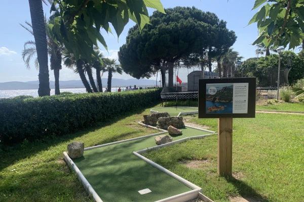 Mini golf in Saint Raphael with sea view - Expérience Côte d'Azur
