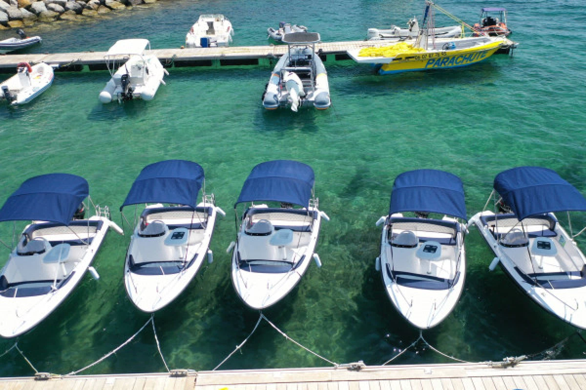 ISSAMBRES -  Classic boat rental without licence with cold drinks included 3h - Expérience Côte d'Azur